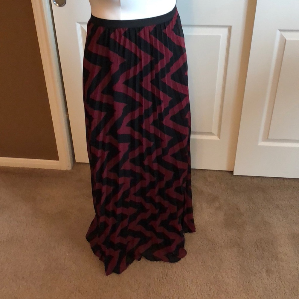 Wallpapher burgundy and black pleated skirt